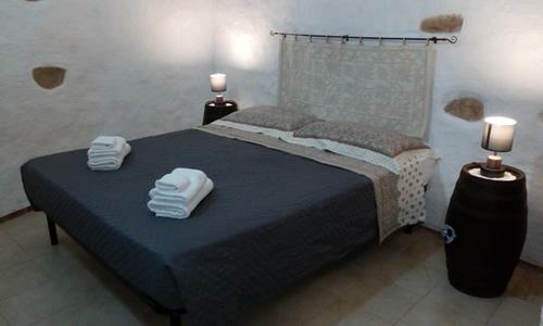 La Casa di Nichedda, casa vacanze a Iglesias: dettaglio della camera da letto